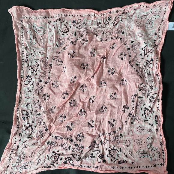 Casual, flowy pink bandana. - Picture 3 of 3
